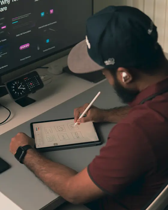 Un designer retravaille une interface sur tablette