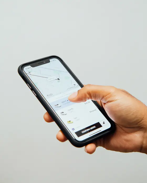 Un smartphone en main, une application ouverte